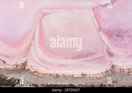 Blick aus der Vogelperspektive auf einen rosa Salzsee bei Dimboola im Stadtteil Wimmera in Victoria, Australien. Stockfoto