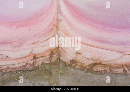 Blick aus der Vogelperspektive auf einen rosa Salzsee bei Dimboola im Stadtteil Wimmera in Victoria, Australien. Stockfoto