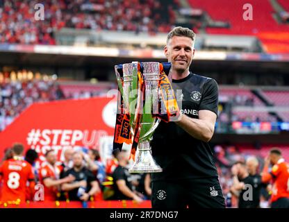 Dateifoto vom 27.-05-2023 von Luton Town Manager Rob Edwards posiert für ein Foto mit der Trophäe, nachdem er das Sky Bet Championship Play-Off-Finale im Wembley Stadium, London, gewonnen hat. Die Debütantinnen der Premier League Luton spielen am Samstag, den 12. August, ihren ersten Spitzenflug seit 1992 Uhr in Roberto De Zerbi's Brighton. Sie müssen bis zum nächsten Wochenende auf ihr erstes Heimspiel warten, wenn die Kenilworth Road der kleinste Platz für ein Spiel im Wettkampf für den Besuch von Burnley wird. Ausgabedatum: Donnerstag, 15. Juni 2023. Stockfoto