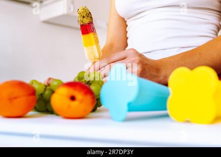 Ich mache hausgemachten gefrorenen Beerensaft Stockfoto
