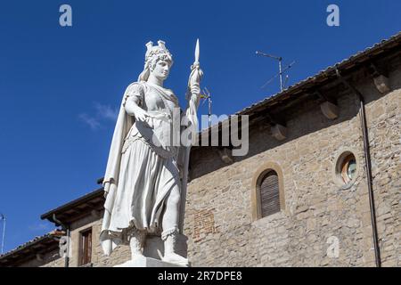 SAN MARINO, SAN MARINO - 11. MÄRZ 2023: Dies ist die allgemeingültige Gestalt der Freiheit auf dem Liberty Square. Stockfoto