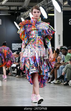 London, Großbritannien. Juni 14 2023. Graduiertenstudenten präsentieren ihr Design der De Montfort University an der Graduate Fashion Week 2023 Day 3 in der Old Truman Brewery, London, Großbritannien. Kredit: Siehe Li/Picture Capital/Alamy Live News Stockfoto