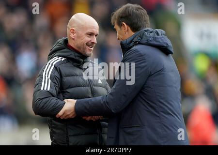 Dateifoto vom 31.-12-2022 von Manchester United Manager, Erik Ten Hag (links) mit Wolverhampton Wanderers Manager, Julen Lopetegui. Die Premier League hat den Spielplan für die Saison 2023/24 bekannt gegeben, die am Freitag, den 11. August 2023 beginnt. Ausgabedatum: Donnerstag, 15. Juni 2023. Stockfoto