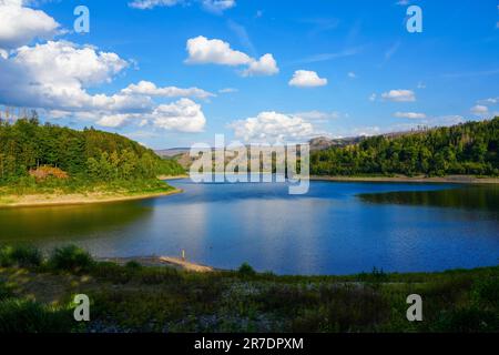 Sösetalsperre in der Nähe von Osterode am Harz. Blick auf das Reservoir und die idyllische Natur der Umgebung. Landschaft am See im Harz-Nationalpark. Stockfoto