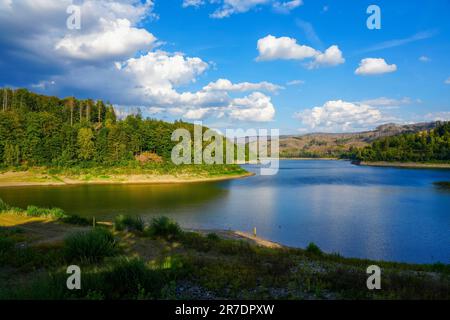 Sösetalsperre in der Nähe von Osterode am Harz. Blick auf das Reservoir und die idyllische Natur der Umgebung. Landschaft am See im Harz-Nationalpark. Stockfoto