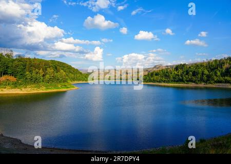 Sösetalsperre in der Nähe von Osterode am Harz. Blick auf das Reservoir und die idyllische Natur der Umgebung. Landschaft am See im Harz-Nationalpark. Stockfoto