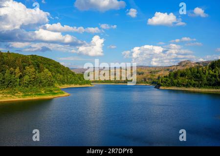 Sösetalsperre in der Nähe von Osterode am Harz. Blick auf das Reservoir und die idyllische Natur der Umgebung. Landschaft am See im Harz-Nationalpark. Stockfoto