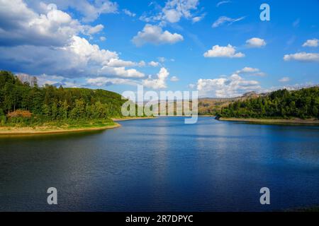 Sösetalsperre in der Nähe von Osterode am Harz. Blick auf das Reservoir und die idyllische Natur der Umgebung. Landschaft am See im Harz-Nationalpark. Stockfoto