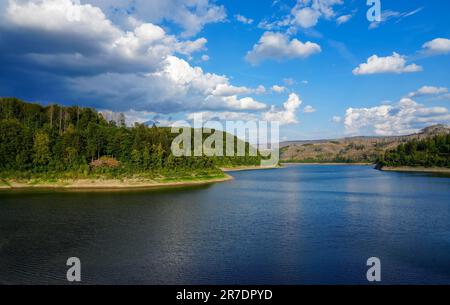 Sösetalsperre in der Nähe von Osterode am Harz. Blick auf das Reservoir und die idyllische Natur der Umgebung. Landschaft am See im Harz-Nationalpark. Stockfoto