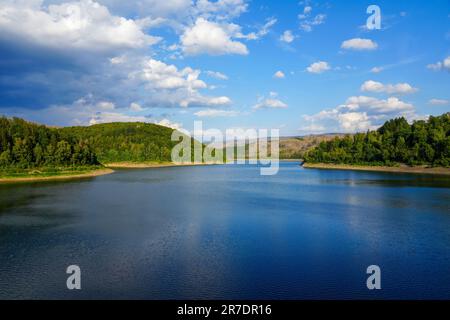 Sösetalsperre in der Nähe von Osterode am Harz. Blick auf das Reservoir und die idyllische Natur der Umgebung. Landschaft am See im Harz-Nationalpark. Stockfoto