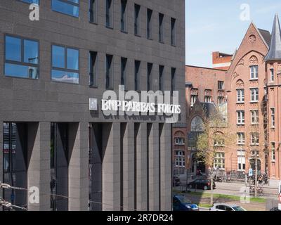 Antwerpen, Belgien, 30. April 2023, Name und Logo des bnp paribas Fortis Büros in Antwerpen Stockfoto