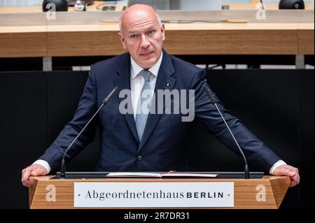 Berlin, Deutschland. 15. Juni 2023. Kai Wegner (CDU), der amtierende Bürgermeister von Berlin, spricht anlässlich der Gedenkfeier des Volksaufstands 1953 im Plenum des Berliner Repräsentantenhauses. Kredit: Fabian Sommer/dpa/Alamy Live News Stockfoto