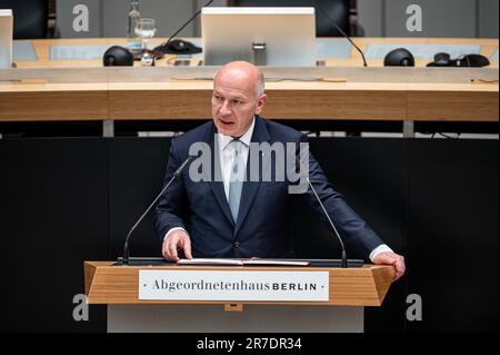 Berlin, Deutschland. 15. Juni 2023. Kai Wegner (CDU), der amtierende Bürgermeister von Berlin, spricht anlässlich der Gedenkfeier des Volksaufstands 1953 im Plenum des Berliner Repräsentantenhauses. Kredit: Fabian Sommer/dpa/Alamy Live News Stockfoto