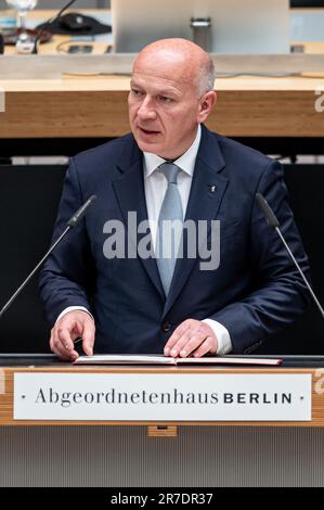 Berlin, Deutschland. 15. Juni 2023. Kai Wegner (CDU), der amtierende Bürgermeister von Berlin, spricht anlässlich der Gedenkfeier des Volksaufstands 1953 im Plenum des Berliner Repräsentantenhauses. Kredit: Fabian Sommer/dpa/Alamy Live News Stockfoto