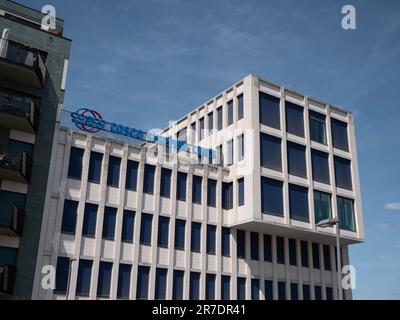 Antwerpen, Belgien, 30. April 2023, Name und Logo des Büros von cosco Shipping Lines in Antwerpen Stockfoto