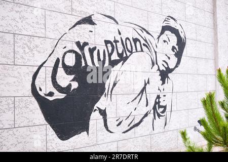 Ein politisches Spray malte Graffiti an einer Wand und kritisierte die Korruption im Land. In Taschkent, Usbekistan. Stockfoto