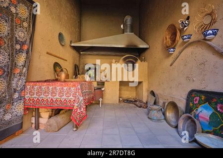 Der alte, alte, feuerbedeckte Küchenbereich. Im Haus Mirzakarim Bai im nachgebauten Dorf Anhor Park in Taschkent, UZB Stockfoto