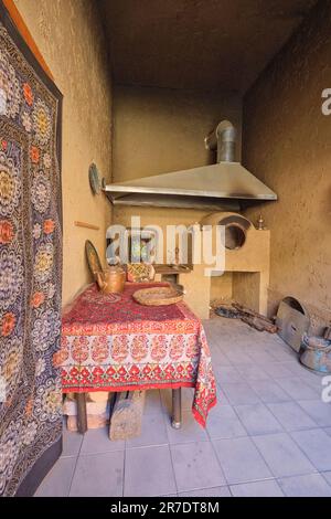 Der alte, alte, feuerbedeckte Küchenbereich. Im Haus Mirzakarim Bai im nachgebauten Dorf Anhor Park in Taschkent, UZB Stockfoto