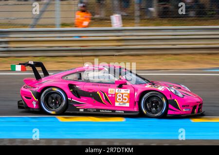 Der Porsche 911 RSR-19 Rennwagen Nr. 85, vom Iron Dames Team, auf der Rennstrecke Circuit de la Sarthe während der 24 Stunden von Le Mans. Stockfoto