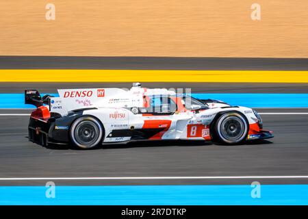 Der Toyota GR010 Rennwagen Nr. 8, vom Toyota Gazoo Racing Team, auf der Rennstrecke Circuit de la Sarthe während der 24 Stunden von Le Mans. Stockfoto