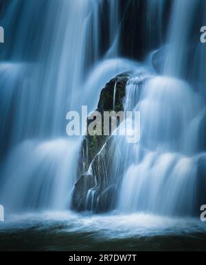 Nahaufnahme der atemberaubenden Treppe Owharoa Falls, Karangahake Gorge, Neuseeland. Vertikales Format. Stockfoto