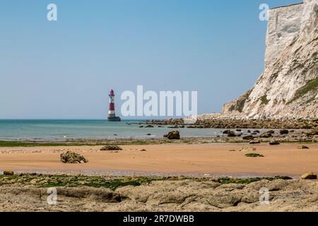 Ein Blick auf den Leuchtturm von Beachy Head und die Chalk Cliffs an einem sonnigen Sommertag Stockfoto