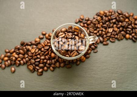 Kaffeetassen und Kaffeebohnen Stockfoto