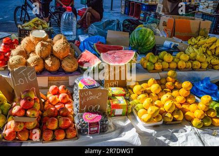 Rio de Janeiro, Brasilien - 8. Juni 2023: Frisches Obst und Nüsse werden zum Verkauf ausgestellt. Das Sortiment umfasst Äpfel, Bananen, Kokosnüsse und Wassermelone Stockfoto