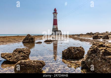 Beachy Head Leuchtturm mit Reflexion, bei Ebbe Stockfoto