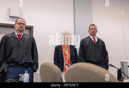 Köln, Deutschland. 15. Juni 2023. Die beschuldigte Apothekerin (M) steht zwischen ihren Anwälten Morton Douglas (l) und Gerson Trüg (r) vor dem Kölner Landesgericht. Vier Jahre nach dem Tod einer jungen Frau und ihres ungeborenen Kindes durch verunreinigte Glukose steht ein Apotheker vor dem Kölner Landesgericht vor Gericht. Kredit: Thomas Banneyer/dpa/Alamy Live News Stockfoto