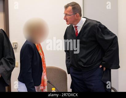 Köln, Deutschland. 15. Juni 2023. Der beschuldigte Apotheker (l) spricht mit Gerson Trüg (r), einem ihrer Anwälte, am Kölner Landesgericht. Vier Jahre nach dem Tod einer jungen Frau und ihres ungeborenen Kindes durch kontaminierten Glukose steht ein Apotheker vor dem Kölner Landesgericht vor Gericht. Kredit: Thomas Banneyer/dpa/Alamy Live News Stockfoto