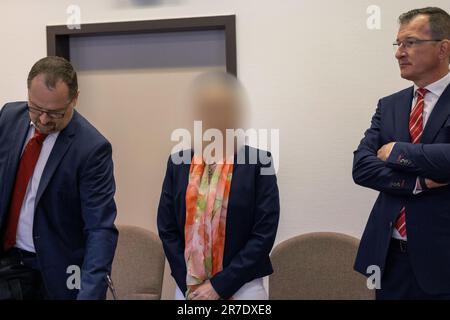 Köln, Deutschland. 15. Juni 2023. Die beschuldigte Apothekerin (M) steht zwischen ihren Anwälten Morton Douglas (l) und Gerson Trüg (r) vor dem Kölner Landesgericht. Vier Jahre nach dem Tod einer jungen Frau und ihres ungeborenen Kindes durch verunreinigte Glukose steht ein Apotheker vor dem Kölner Landesgericht vor Gericht. Kredit: Thomas Banneyer/dpa/Alamy Live News Stockfoto