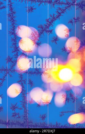 Verschwommener blauer Hintergrund mit heller Bokeh-Weihnachtskarte. Der Lichtschein. Wunderschöne, strahlende, abstrakte glitzernde Textur für Feiertage. Glänzender Hintergrund. Abstr Stockfoto