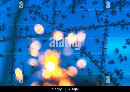 Verschwommener blauer Hintergrund mit heller Bokeh-Weihnachtskarte. Der Lichtschein. Wunderschöne, strahlende, abstrakte glitzernde Textur für Feiertage. Glänzender Hintergrund. Abstr Stockfoto