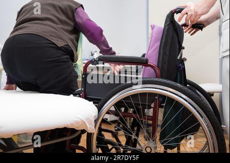 Junge Frau Arzt unterstützen ältere Frau Patientin mit Behinderung Sitzen im Rollstuhl, weibliche Pflegekraft oder Krankenschwester kümmern sich um ältere behinderte Oma, ältere Gesundheitskonzept hohe Qualität Foto Stockfoto