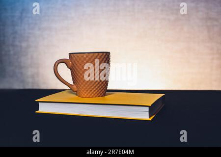 Tasse mit einem Buch das Thema Lernen oder das Erstellen einer Postkarte Stockfoto