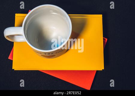 Tasse mit einem Buch das Thema Lernen oder das Erstellen einer Postkarte Stockfoto