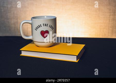 Tasse mit einem Buch das Thema Lernen oder das Erstellen einer Postkarte Stockfoto