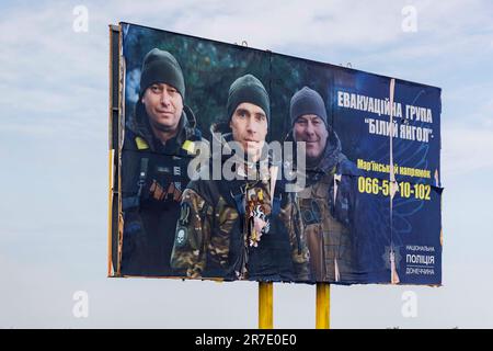 Vuhledar, Ukraine. 01. Juni 2023. Ein Schild zeigt den Kontakt der Evakuierungsgruppe "Weißer Engel" für Personen, die fliehen müssen. Soldaten mit einer Spezialeinsatzgruppe zeigen die zivilen und militärischen Folgen des Panzerkampfs von Vuhledar, Oblast Donezk, Ukraine, während am 1. Juni 2023 in Vuhledar, Ukraine, ein Artillerieeinsatz stattfindet. (Foto: John Rudoff/Sipa USA) Guthaben: SIPA USA/Alamy Live News Stockfoto