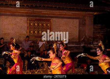 UBUD, BALI, INDONESIEN - März 2023 - traditionelle balinesische Vorstellung im Zentrum von Ubud, Bali, Indonesien Stockfoto