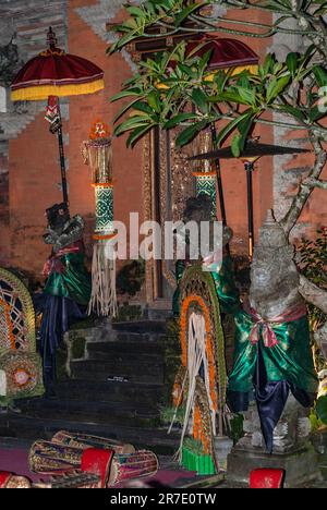 UBUD, BALI, INDONESIEN - März 2023 - traditionelle balinesische Vorstellung im Zentrum von Ubud, Bali, Indonesien Stockfoto