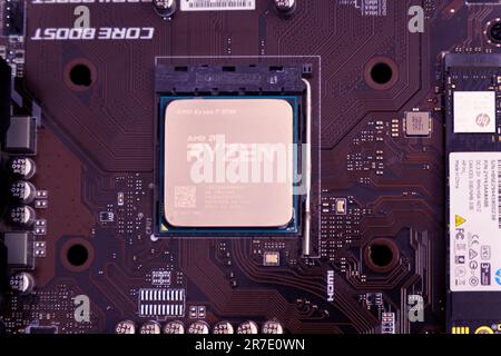 Tyumen, Russland – 03. Mai 2023: AMD Ryzen 7 2700 Series Desktop-Prozessor. Selektiver Fokus Stockfoto