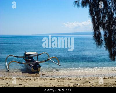 Gili Air Island, traditionelles balinesisches Auslegerfischerboot namens JUKUNG, Bali, Indonesien Stockfoto