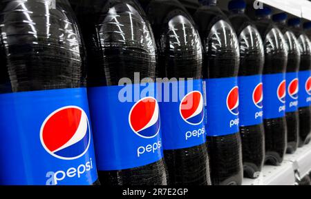 Eriwan, Armenien, 29. Mai 2023: Regale im Supermarkt gestapelt mit Pepsi-Getränkedosen und -Flaschen. Pepsi-Zeichen und -Logo. Stockfoto