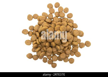 Trockenes Heimtierfutter auf weißem Hintergrund isoliert. Futter für Katzen und Hunde. Haufen granulierter Futtermittel. Granulat mit guter Ernährung für Hunde und ca. Stockfoto
