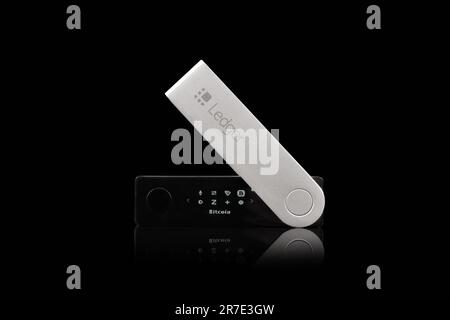 Eriwan, Armenien, 8. Juni 2023: Ledger Hardware Wallet for Cryptocurrency. Fokussieren Sie auf den Bildschirm eines Hardware-Wallets Ledger. Hardware Crypto Wallet LE Stockfoto