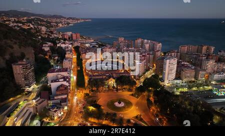 Malaga, Spanien. Hafen von Malaga, Stierkampfarena Plaza de Toros de Ronda in Malaga, Spanien. Stockfoto