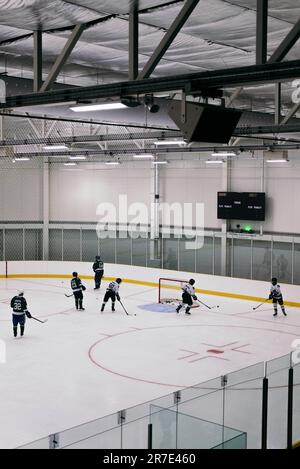 14. Juni 2023. Das Lee Valley Ice Skating Centre wird von Robin Cousins auf einer Veranstaltung eröffnet, an der lokale Teams und Schulen teilnehmen. Stockfoto