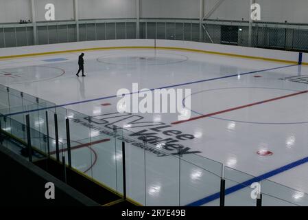 14. Juni 2023. Das Lee Valley Ice Skating Centre wird von Robin Cousins auf einer Veranstaltung eröffnet, an der lokale Teams und Schulen teilnehmen. Stockfoto