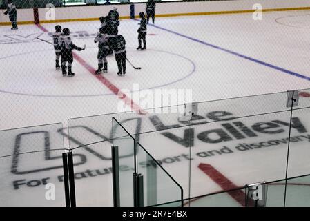14. Juni 2023. Das Lee Valley Ice Skating Centre wird von Robin Cousins auf einer Veranstaltung eröffnet, an der lokale Teams und Schulen teilnehmen. Stockfoto